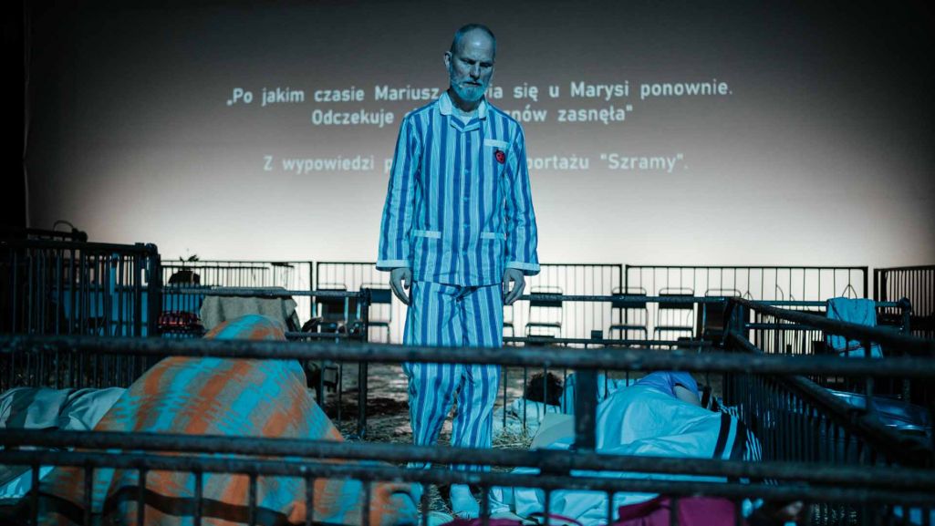 Jakub Skrzywanek to reżyser, który często podejmuje się komentowania problemów społecznych poprzez sztukę. Poza „Spartakusem” zrealizował także spektakl „Edukacja seksualna”, w którym poruszył tabu związane z seksualnością młodzieży. Fot. Piotr Nykowski/Teatr Współczesny Szczecin