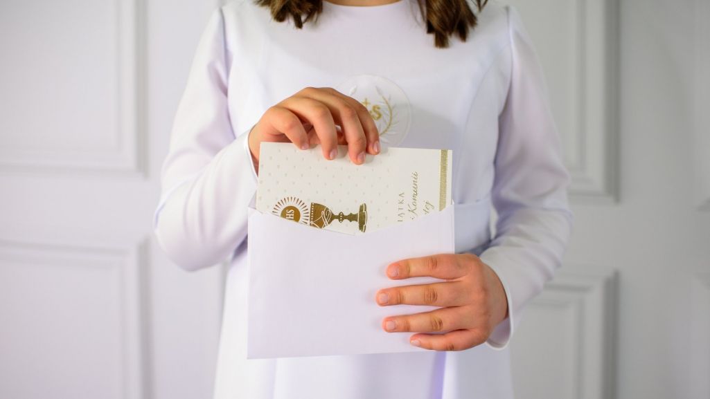 Uroczystość komunijna to coraz większy koszt dla rodziców dziecka oraz ich gości. Fot. M9K/Shutterstock