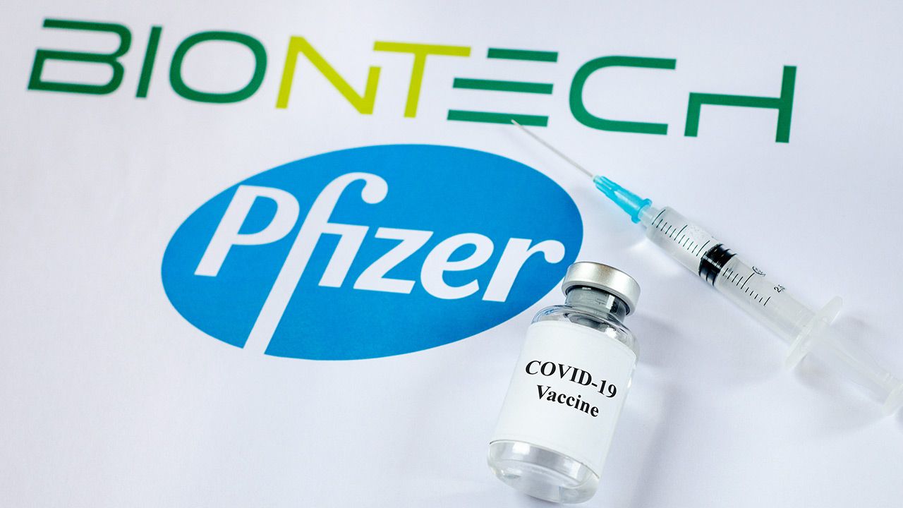 Zamieszanie wywołał piątkowy komunikat firmy Pfizer (fot. Shutterstock/Lutsenko_Oleksandr) Zamieszanie wywołał piątkowy komunikat firmy Pfizer (fot. Shutterstock/Lutsenko_Oleksandr)