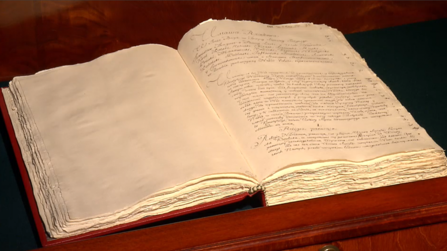 Gratka dla miłośników historii. Drobiazgowa kopia Konstytucji 3 Maja w bibliotece