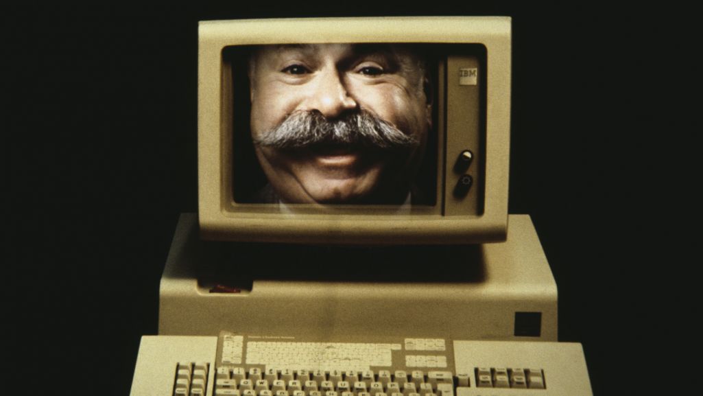 Twarz wąsatego mężczyzny na ekranie komputera IBM, 1983. Fot. Alfred Gescheidt/Getty Images