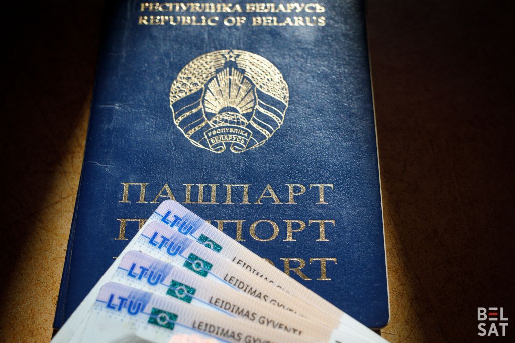 Здымак мае ілюстрацыйны характар. Беларускі пашпарт і часовыя віды на жыхарства ў Літве. (Фота: Белсат)