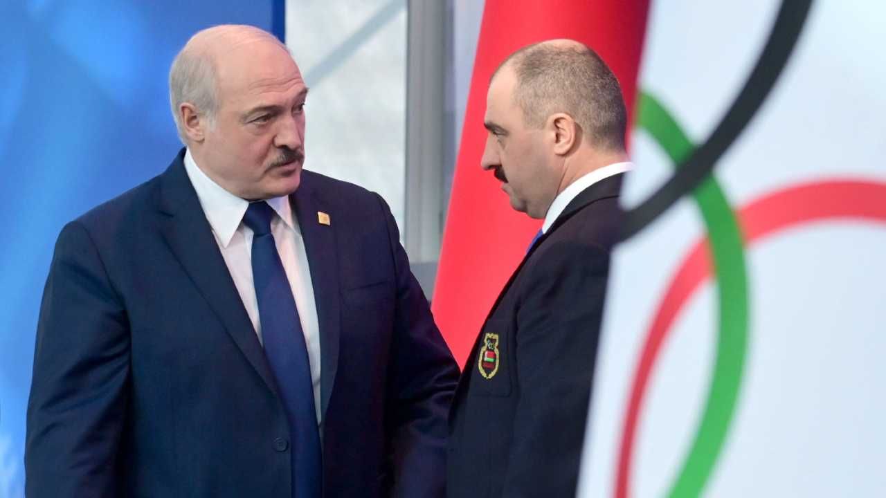 Wiktar Łukaszenka (z prawej) jest najstarszym synem Alaksandra Łukaszenki (fot. PAP/EPA/ANDREI STASEVICH / POOL) Wiktar Łukaszenka (z prawej) jest najstarszym synem Alaksandra Łukaszenki (fot. PAP/EPA/ANDREI STASEVICH / POOL)