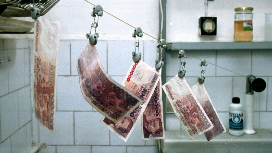 Siemiatycze, 30.11.1995. Fałszywe banknoty o nominale 1 miliona starych złotych, odnalezione w "domowej mennicy" po próbie puszczenia podróbek w obieg przez dwóch mieszkańców Hajnówki. Fot. PAP/Zdzisław Lenkiewicz