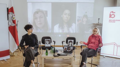 Актывістка Алана Габрэмарыям і былая палітзняволеная Вольга Філатчанкава падчас прэс-канферэнцыі, прысвечанай Дню палітвязня ў Беларускім доме. Варшава, Польшча. 21 траўня 2025 года. Фота: Рауль Дзюк / Белсат