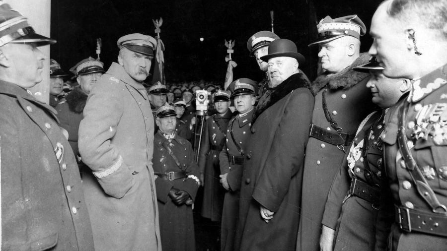 Imieniny Marszałka, rok 1930. Józef Piłsudski (czwarty z lewej z ręką w kieszeni). Widoczni między innymi: gen. Jan Romer (stoi na prawo od Piłsudskiego, ze złożonymi rękami w rękawiczkach), gen. Stanisław Rouppert (trzeci z prawej), minister Aleksander Prystor (czwarty z prawej), komendant główny Policji Państwowej płk Janusz Jagrym-Maleszewski (piąty z prawej), płk Bolesław Wieniawa-Długoszowski (szósty z prawej). Fot.NAC/IKC