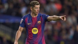 Robert Lewandowski (fot. Getty Images) Piłkarz FC Barcelony w granatowo-bordowej koszulce podczas meczu La Ligi. Robert Lewandowski wrócił do gry po trzech meczach przerwy spowodowanej kontuzją w spotkaniu z Elche, wygranym przez Barcelonę 3:1.