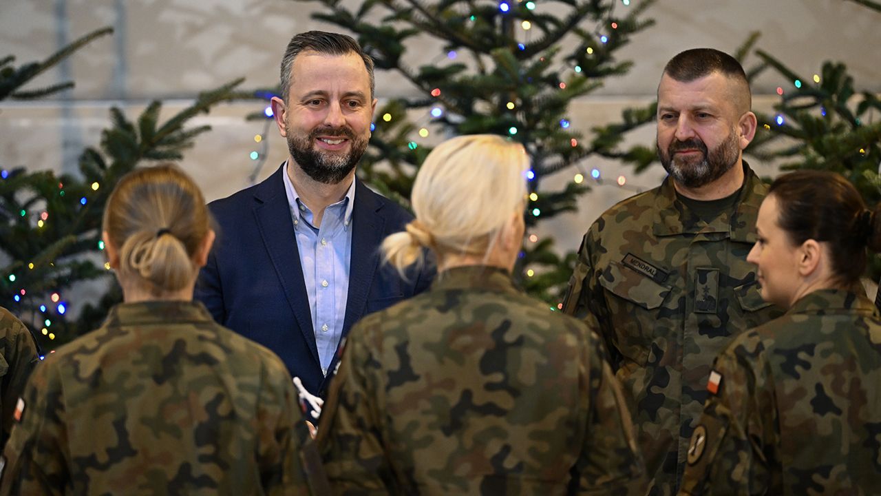 Święta na służbie. Szef MON złożył życzenia świąteczne żołnierzom