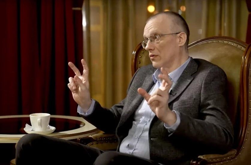 Юрась Зянковіч у фільме ОНТ у пачатку 2025 года. Здымкі, падобна, праводзіліся ў гатэлі «Еўропа». Фота: скрыншот з фільму