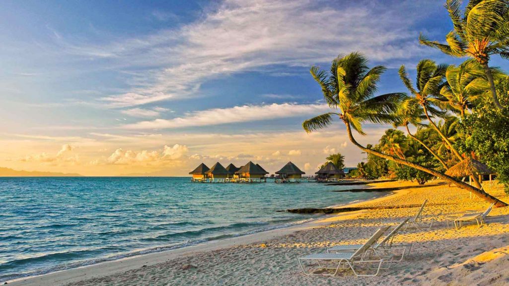 Matira Beach na Bora Bora to idealne miejsce dla par szukających romantycznego wypadu. Fot. Lux Blue/Shutterstock