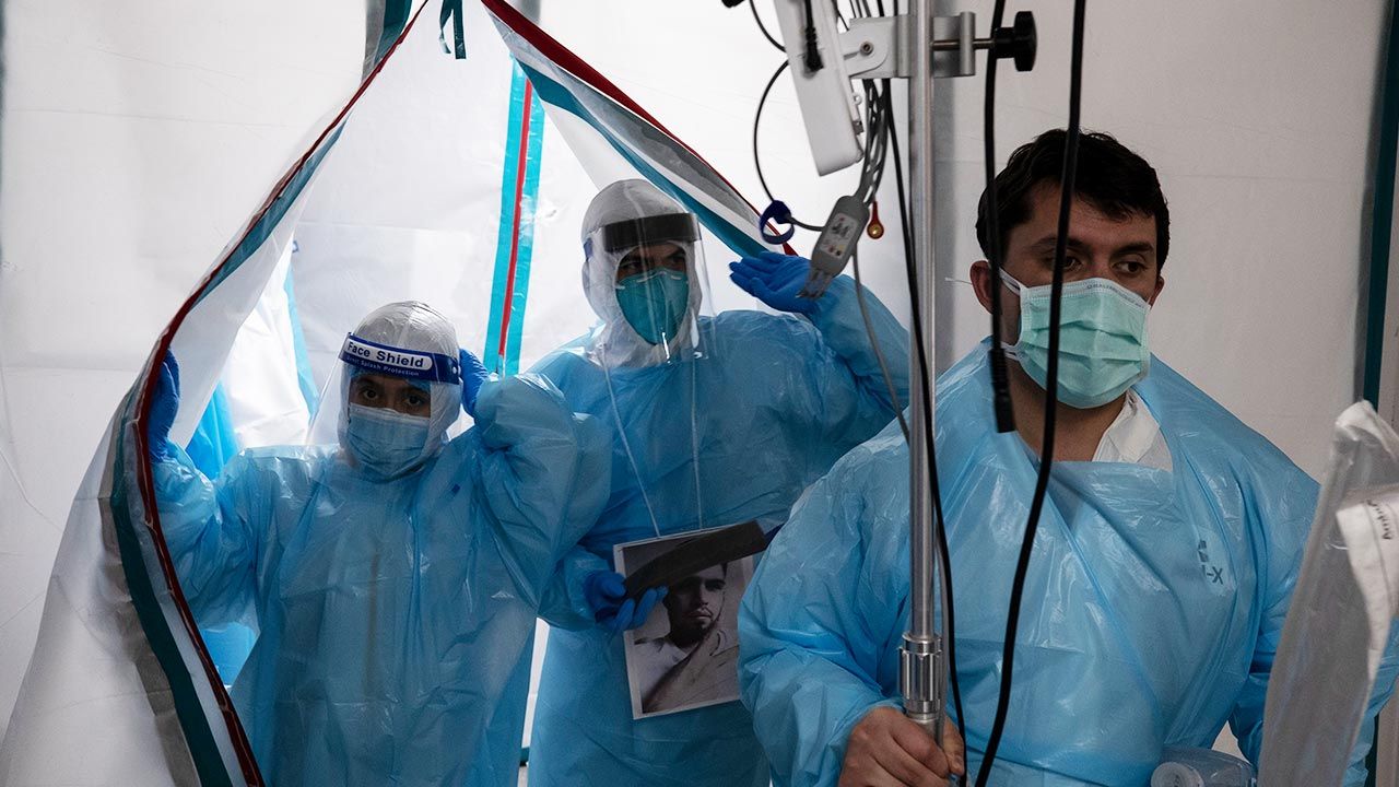 Minister zdrowia ocenił, że Francja odzyskuje kontrolę nad epidemią (fot. Go Nakamura/Getty Images)