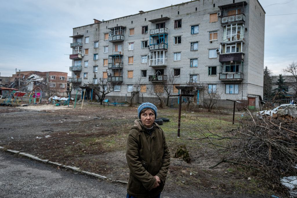 Здымак мае ілюстрацыйны характар. Жанчына стаіць сярод пашкоджаных абстрэламі жылых дамоў у Лімане, Данецкая вобласць, Украіна. 1 лютага 2024 года. (Фота: Ignacio Marin / Anadolu Press / Abaca Press / Forum)