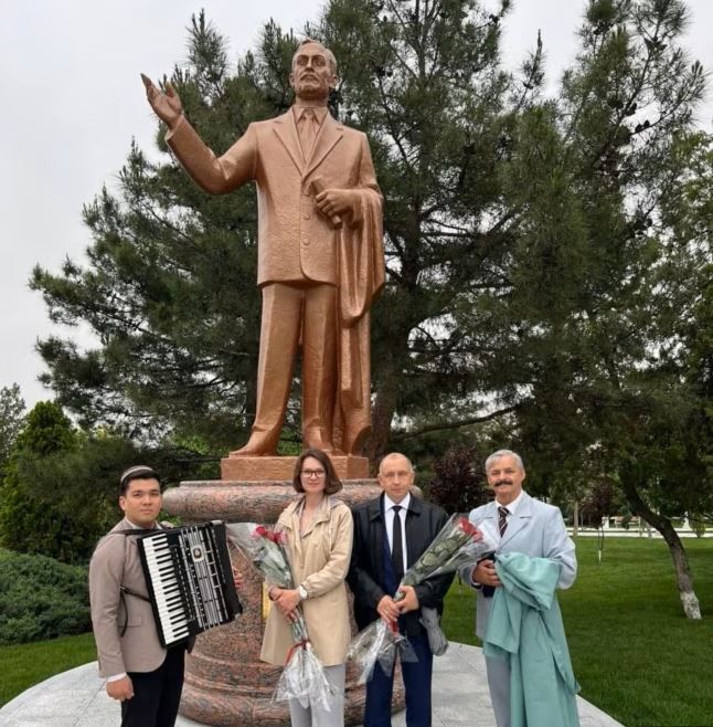 Помнік Янку Купалу, адкрыты ў Ашхабадзе. (Крыніца: Радыё Свабода)