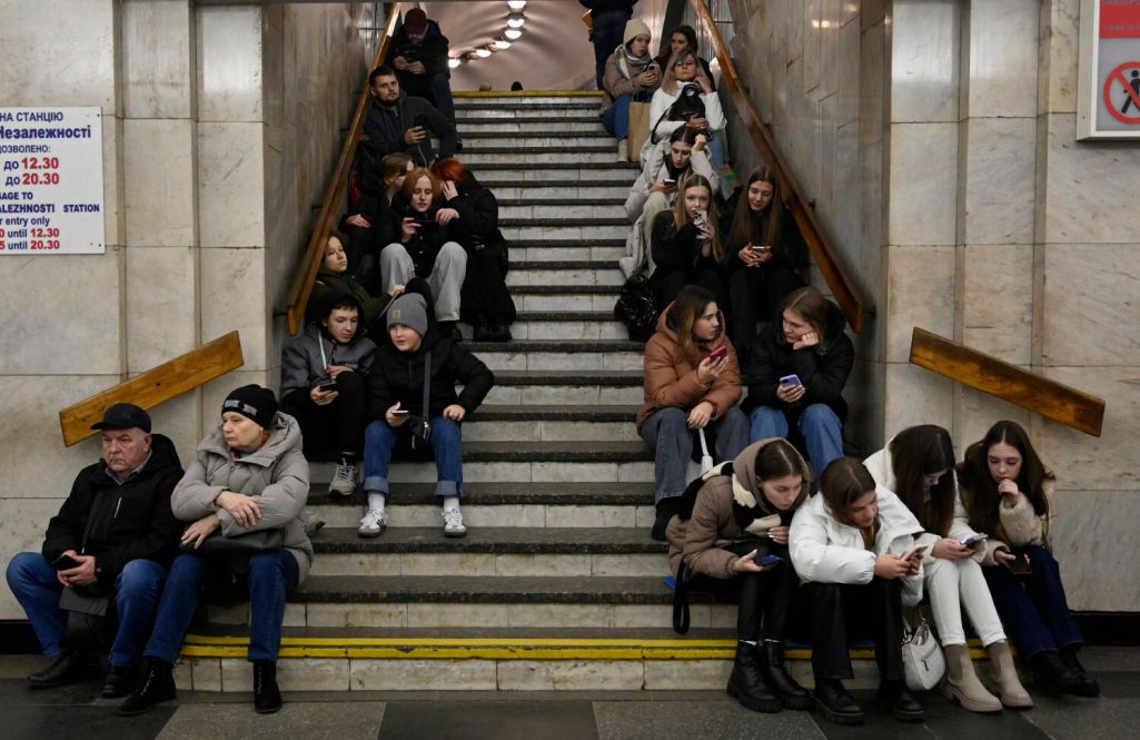 Людзі схаваліся на станцыі метро падчас чарговай паветранай трывогі з-за масіраванага ракетнага абстрэлу Украіны. Кіеў, Украіна. 29 снежня 2023 года. (Фота: Sergei Chuzavkov / AFP / East News)