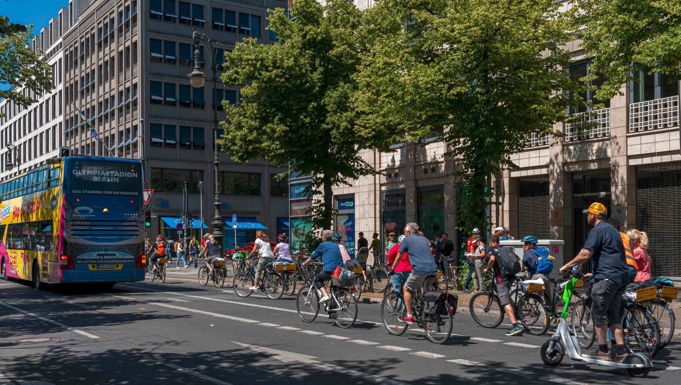 Czy Berlin jest bliski ideału? Rowerzyści i autobusy razem na Unter den Linden. Fot. Chromorange / / Vario Images / Forum 