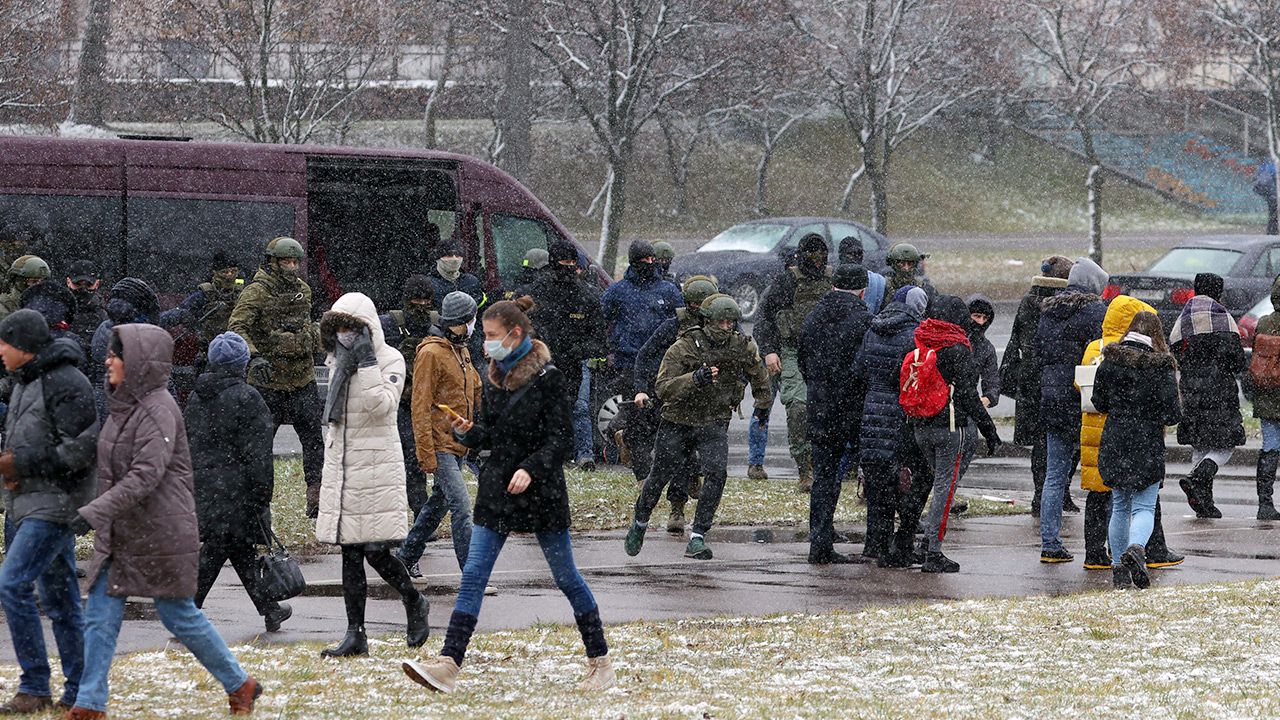 Protesty na Białorusi trwają od czasu wyborów prezydenckich (fot. Stringer/TASS via Getty Images) Protesty na Białorusi trwają od czasu wyborów prezydenckich (fot. Stringer/TASS via Getty Images)