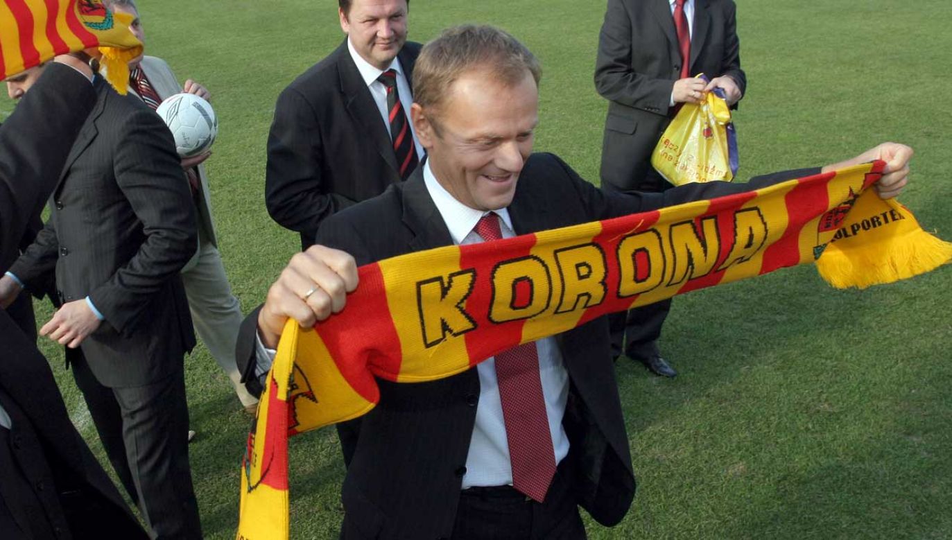 Donald Tusk na Stadionie Miejskim w Kielcach, 2006 rok (fot. PAP/Piotr Polak)