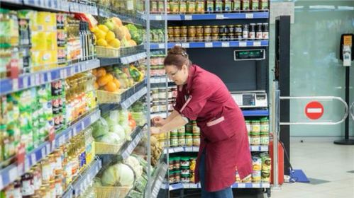 Продавец раскладывает товар в магазине. Снимок имеет иллюстративный характер. Фото: 1prof.by