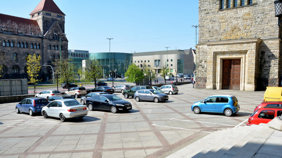 Parking przed CK ZAMEK (fot. Poznan.pl)
