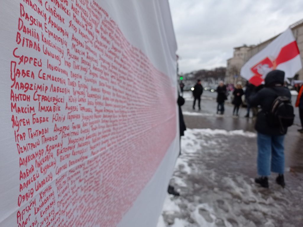 Бела-чырвона-белы сцяг з прозвішчамі беларускіх палітвязняў, які зрабіла журналістка «Белсату» Марыя Грыц. (Фота: асабісты архіў Марыі Грыц)