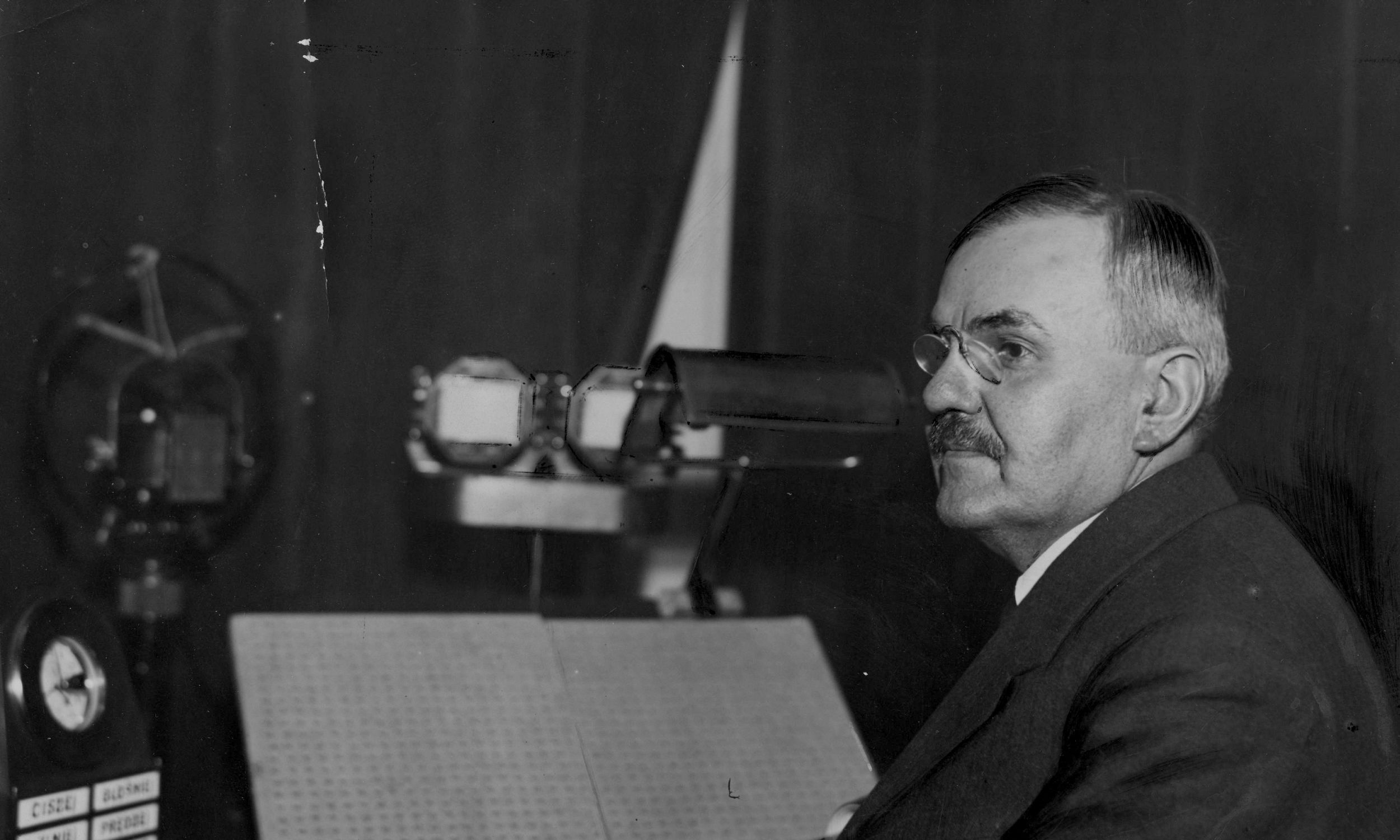 Po odzyskaniu niepodległości w Polsce obowiązywały trzy zaborcze systemy płatnicze. W 1919 roku Sejm ustanowił polską walutę – złotego, dzielonego na 100 groszy – ale aż do 1924 r. w obiegu była marka polska, wprowadzona na terenie Królestwa Polskiego w trakcie I wojny światowej przez niemieckie władze. Zmieniła to reforma walutowa Władysława Grabskiego – polityka narodowej demokracji, ekonomisty i historyka, ministra skarbu i dwukrotnego premiera II RP. Tu w 1931 r. Fot. NAC/IKC, sygn. 1-N-195