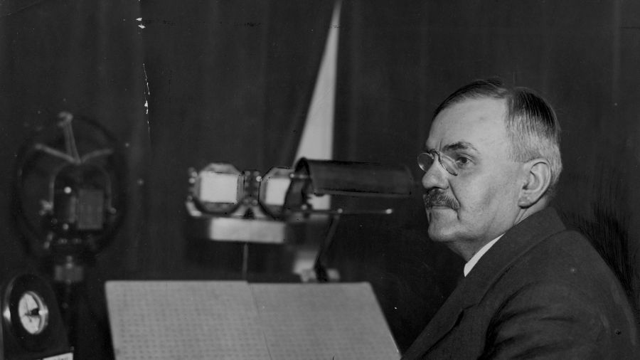 Po odzyskaniu niepodległości w Polsce obowiązywały trzy zaborcze systemy płatnicze. W 1919 roku Sejm ustanowił polską walutę – złotego, dzielonego na 100 groszy – ale aż do 1924 r. w obiegu była marka polska, wprowadzona na terenie Królestwa Polskiego w trakcie I wojny światowej przez niemieckie władze. Zmieniła to reforma walutowa Władysława Grabskiego – polityka narodowej demokracji, ekonomisty i historyka, ministra skarbu i dwukrotnego premiera II RP. Tu w 1931 r. Fot. NAC/IKC, sygn. 1-N-195