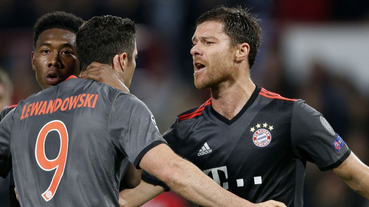 Robert Lewandowski i Xabi Alonso (fot. Getty Images)