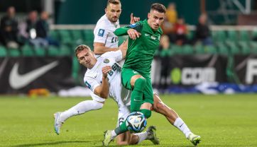 Peter Pokorny w walce o piłkę z Dario Vizingerem (fot. PAP)