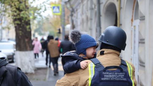 Эвакуацыя дзяцей пасля ўдары па дзіцячым садку ў Харкаве. Фота: ДСНС України / Telegram