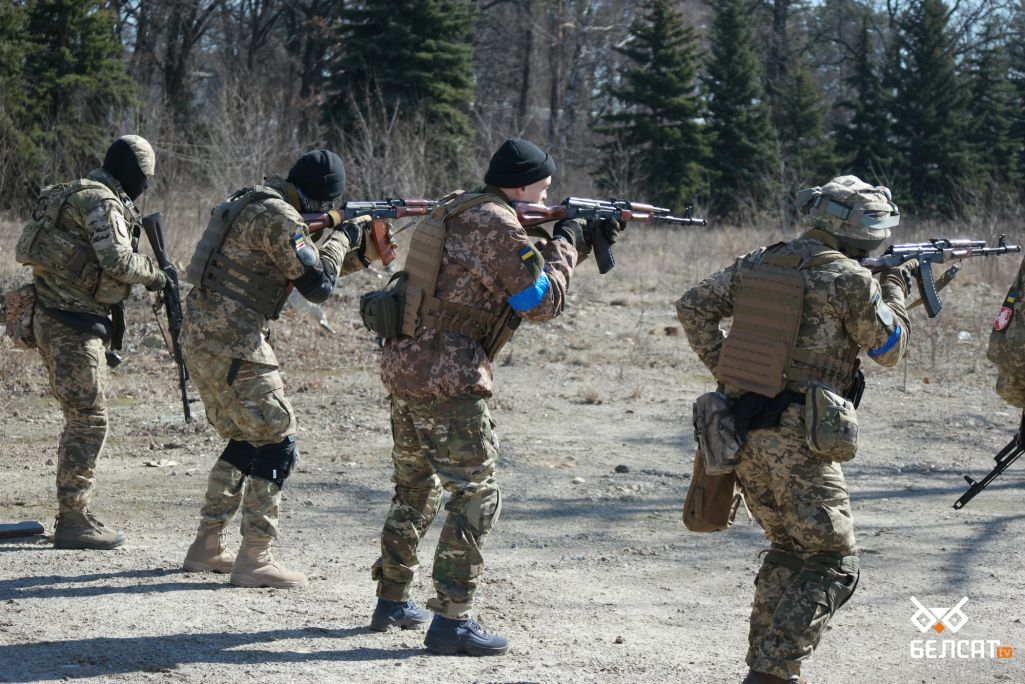 Ва ўкраінскай сталіцы прайшло трэнаванне для новых байцоў, якія далучыліся да беларускага батальёну імя Каліноўскага ў складзе Тэрытарыяльнай абароны Кіева, Украіна. 18 сакавіка 2022 года. (Фота: АЦ / Белсат)