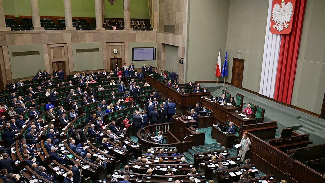 Notowania partii politycznych – wrzesień 2022 (fot. PAP/Marcin Obara)