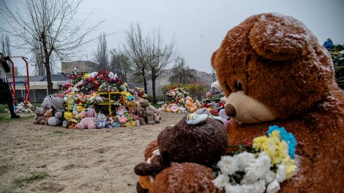 Люди приносять квіти та іграшки на дитячий майданчик у Кривому Розі, який атакувала Росія 4 квітня 2025 року. Фото: 