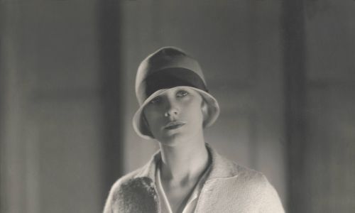 Amerykański magazyn „Vogue” lansował swetry Schiaparelli już w 1928 roku, na zdjęciu modelka Muriel Finley  Fot. Edward Steichen/Condé Nast via Getty Images