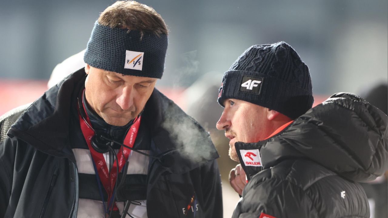 Dyrektor Pucharu Świata Sandro Pertile oraz prezes PZN Adam Małysz (fot. PAP).