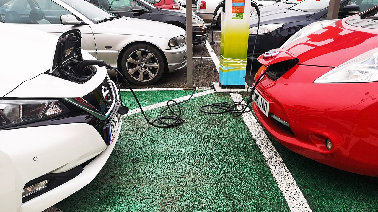 Głównymi barierami dla rozwoju elektromobilności są cena oraz mała dostępność punktów ładowania (fot. M.Fludra/NurPhoto/Getty Images)