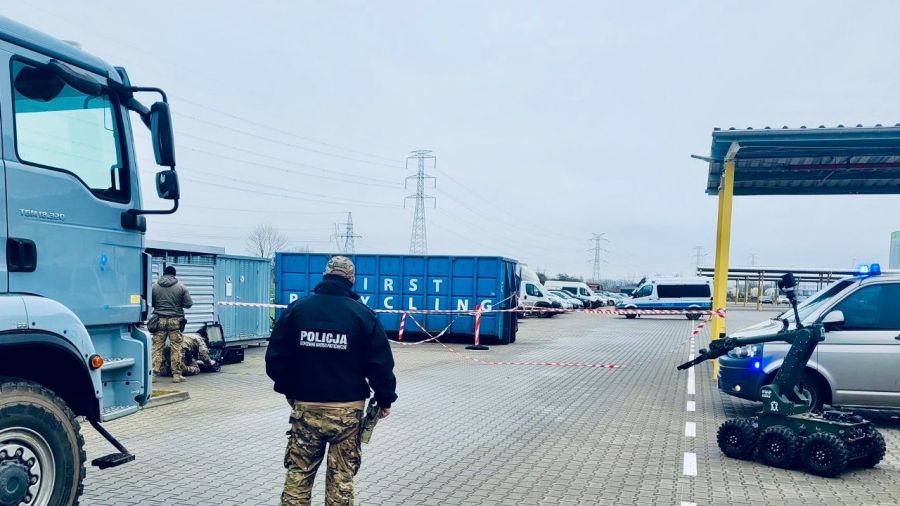 Dąbrówka, Poznań. Akcja saperów w centrum logistycznym. Magazyn InPost (fot. KMP Poznań)