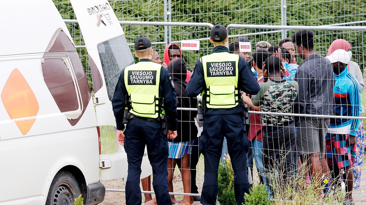 Białoruś jest oskarżana o wysyłanie nielegalnych imigrantów do UE (fot. PAP/EPA/TOMS KALNINS) Białoruś jest oskarżana o wysyłanie nielegalnych imigrantów do UE (fot. PAP/EPA/TOMS KALNINS)
