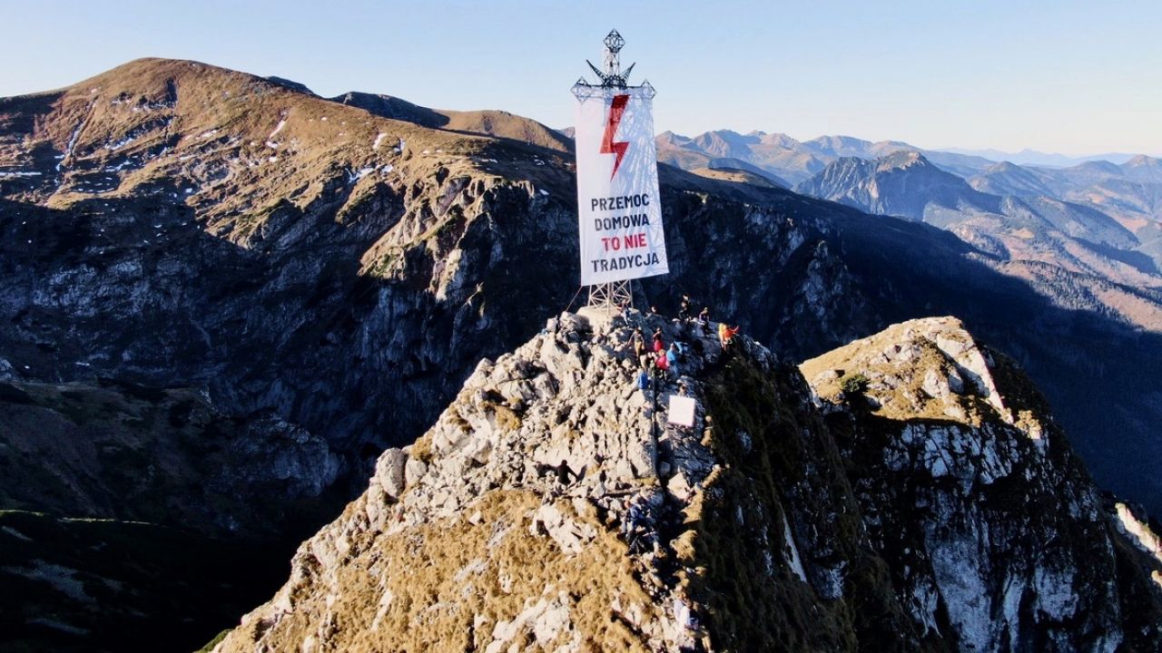 Krzyż na Giewoncie z banerem Ogólnopolskiego Strajku Kobiet (fot. tt/@strajkkobiet) Krzyż na Giewoncie z banerem Ogólnopolskiego Strajku Kobiet (fot. tt/@strajkkobiet)