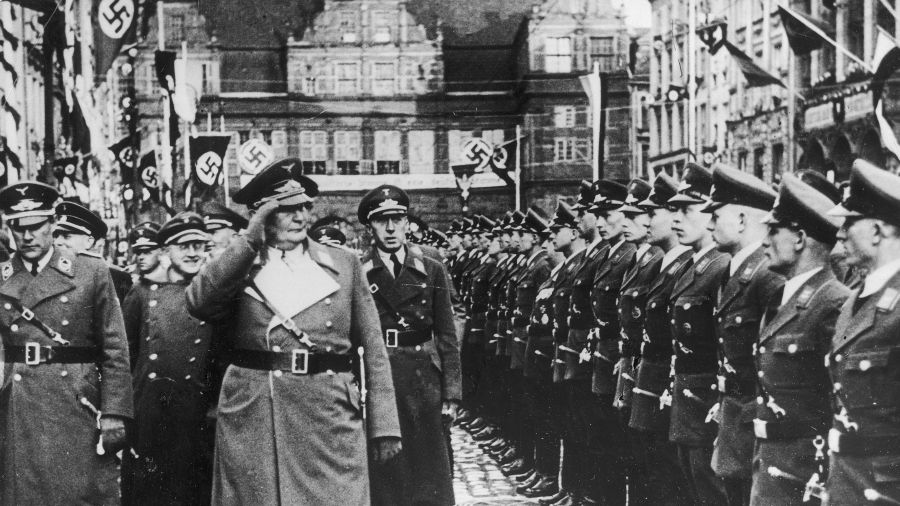 Hermann Goering przed frontem kompanii honorowej policji Wolnego Miasta Gdańska na Długim Targu w kwietniu 1935 roku. Fot. NAC/ IKC
