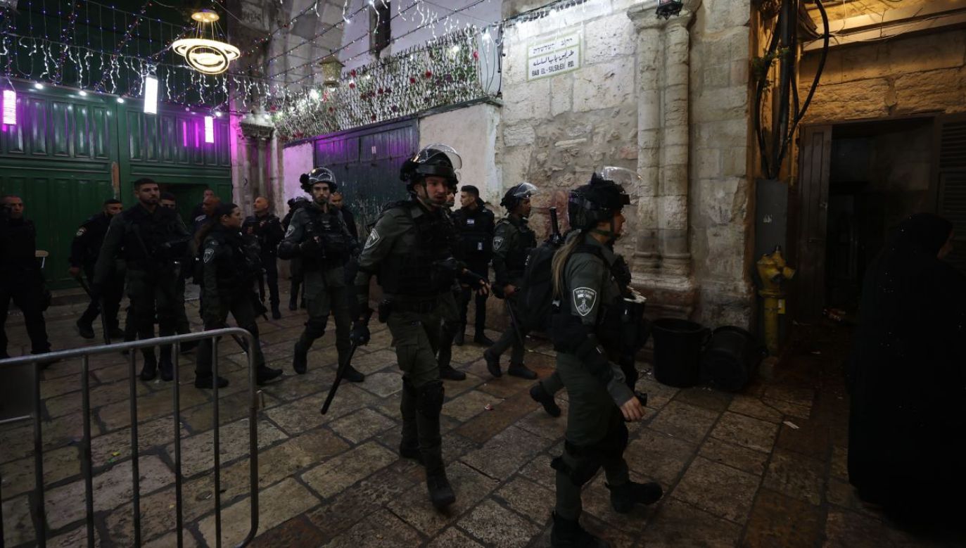 Аль аксу новости. Израильская полиция мечеть Аль Акса. Мечеть Аль Акса палестинский. Израильские солдаты в мечети.