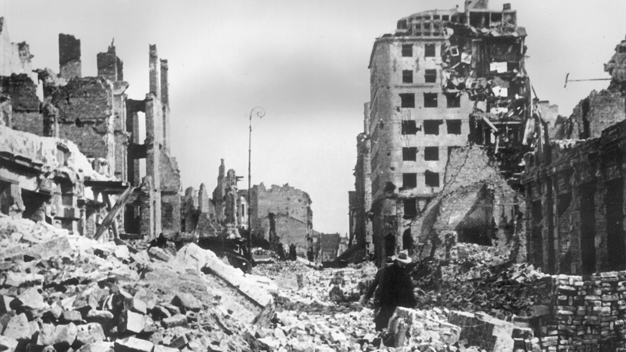 Warszawskie budynki po niemieckim bombardowaniu (fot.  Hulton Archive/Getty Images)