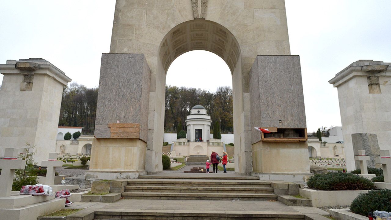 Lwy są zasłonięte od trzech lat. Władze sprawdzają, czy rzeźby nie mają charakteru antyukraińskiego (fot. arch.PAP/Darek Delmanowicz) Lwy są zasłonięte od trzech lat. Władze sprawdzają, czy rzeźby nie mają charakteru antyukraińskiego (fot. arch.PAP/Darek Delmanowicz)