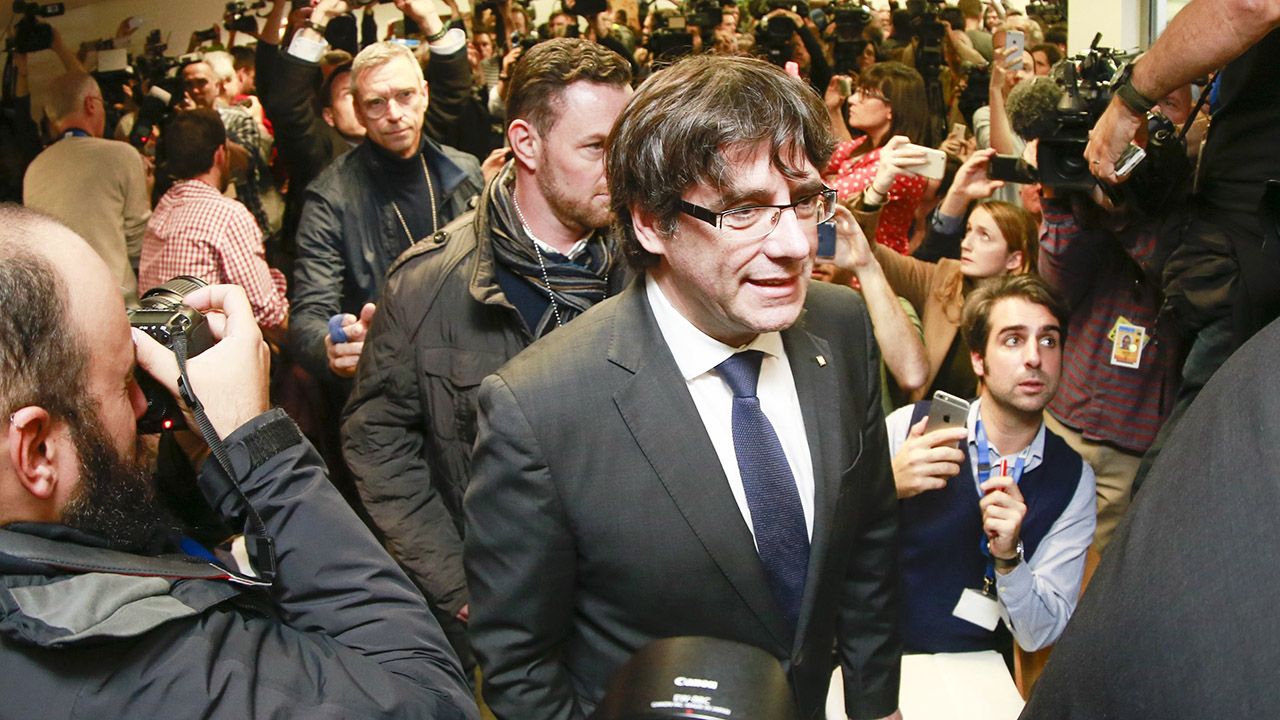 Jest nakaz aresztowania byłego premiera Katalonii Carlesa Puigdemonta (fot. PAP/EPA/OLIVIER HOSLET)
