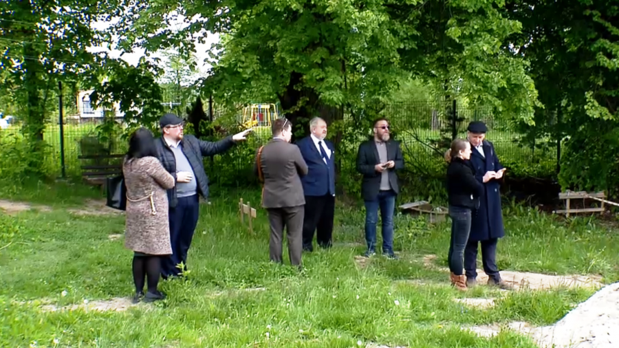 Wizja lokalna w Nowej Słupi. Czy sporna działka to teren dawnego żydowskiego cmentarza? 