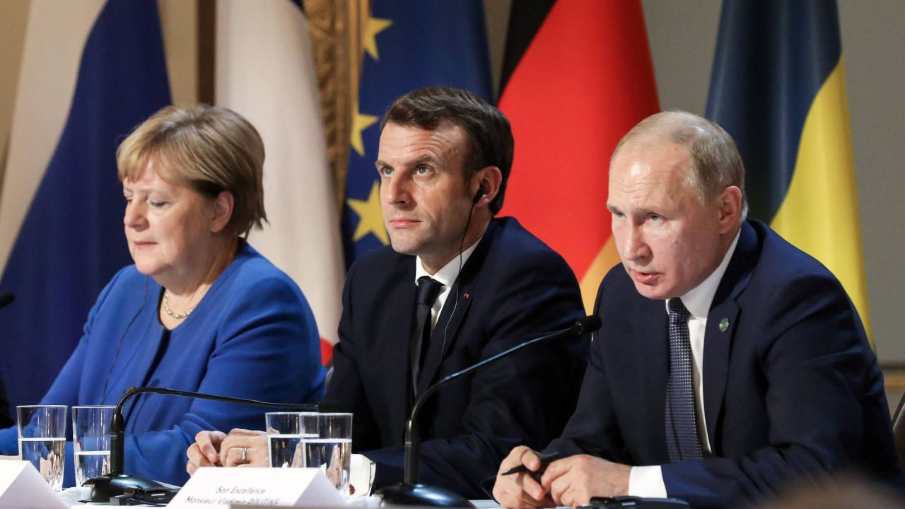 Kanclerz Niemiec Angela Merkel, prezydent Francji Emmanuel Macron i lider Rosji Władimir Putin (fot. Stephane Lemouton/ PAP/Abaca)