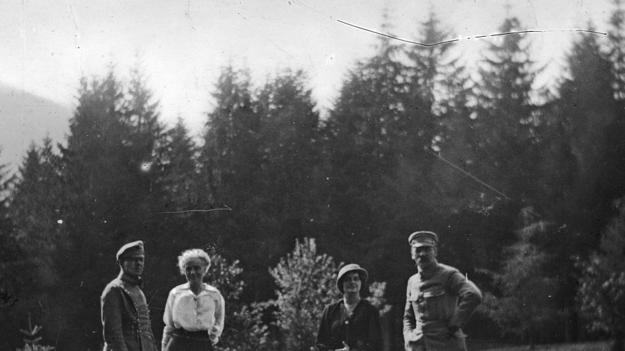 Zakopane 1916: Stoją od prawej: brygadier Józef Piłsudski, Aleksandra Szczerbińska, Maria Michalewska, porucznik Bolesław Długoszowski-Wieniawa. Fot. NAC/Instytut Józefa Piłsudskiego