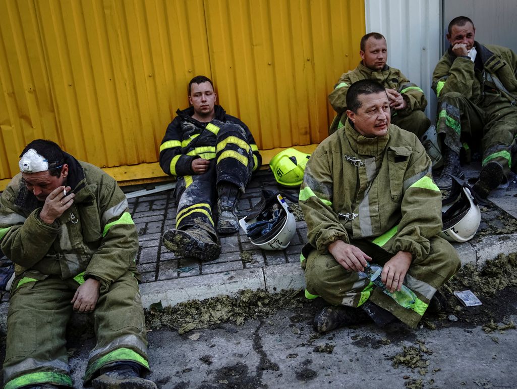 Ратавальнікі на месцы гандлёвага цэнтру, пацярпелага ад расейскага ракетнага ўдару. (Фота: Reuters / Forum)