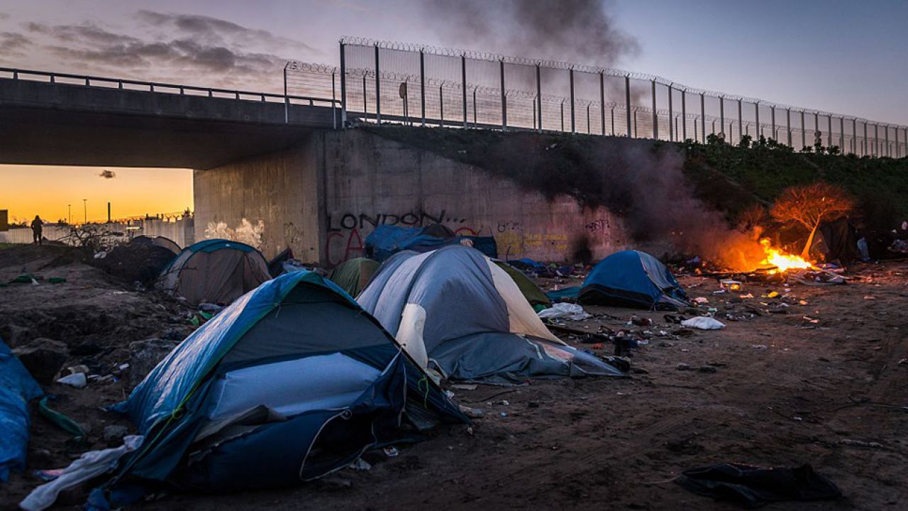W dzikim obozie mieszka prawie 4 tys. migrantów. Władze chcą zmniejszyć tę liczbę o połowę (fot. Claire Thomas/Anadolu Agency/Getty Images) W dzikim obozie mieszka prawie 4 tys. migrantów. Władze chcą zmniejszyć tę liczbę o połowę (fot. Claire Thomas/Anadolu Agency/Getty Images)