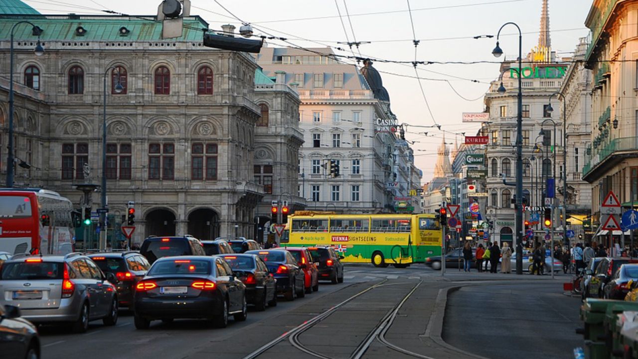 Mieszkańcy Wiednia przesiadają się z samochodów do komunikacji miejskiej (fot. Pixabay/CC/Paolo Brno)