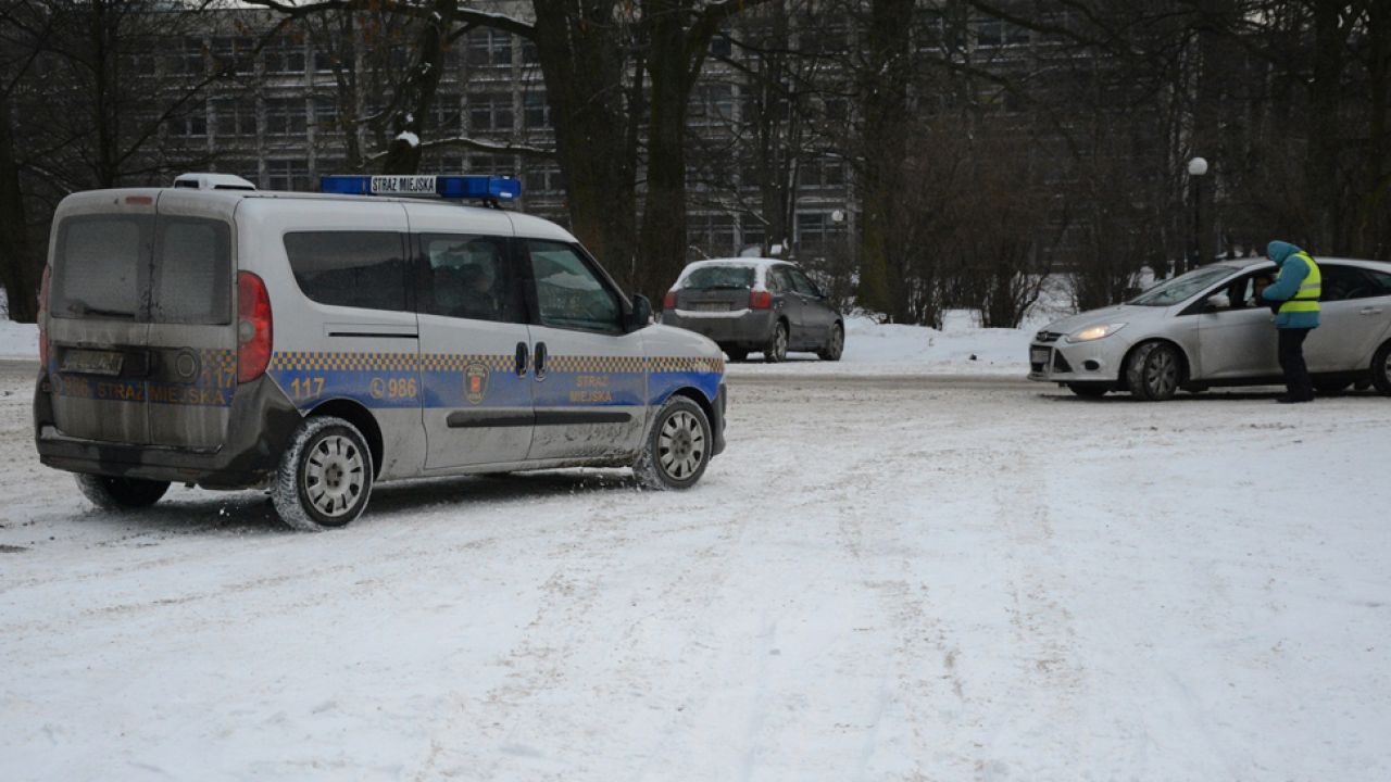 Straż miejska w Rudzie Śląskiej pomoże odpalić auto tvp.info
